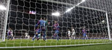 GOL 2-0  Ronaldo dispara, parece que va fuera, y pega en Bale que la redirecciona hacia puerta para conseguir el segundo. Veremos que dice el colegiado en el acta. 