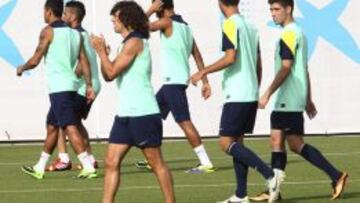 GRA450. BARCELONA, 27/09/13.- Carles Puyol (3i) junto a sus compañeros del FC Barcelona durante los primeros minutos del entrenamiento que realizó la plantilla azulgrana en la Ciudad Deportiva para preparar el partido que disputarán mañana ante el Almería en el estadio Juegos del Mediterráneo. EFE/Toni Garriga