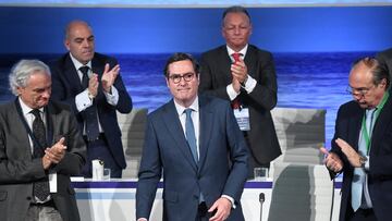 El presidente de la CEOE, Antonio Garamendi (c), durante la Asamblea General de la CEOE, en el auditorio Mutua Madrile?a, a 9 de julio de 2024, en Madrid (Espa?a). Uno de los puntos del encuentro fue la b¨²squeda de la unanimidad de opiniones dentro de la CEOE para evitar cualquier discrepancia. Sobre la mesa se debaten aspectos como la representatividad empresarial en el di¨¢logo social, y el peso de la gran empresa frente a la peque?a dentro de la propia patronal.
09 JULIO 2024;ASAMBLEA GENERAL 2024;CEOE;MADRID
Fernando S¨¢nchez / Europa Press
09/07/2024