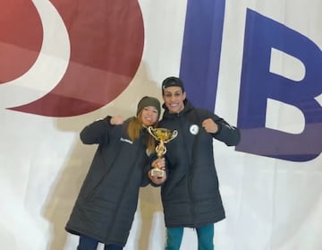 Imane Khelif nació el 2 de mayo de 1999 (25 años) en Tiaret, Argelia. Ha representado a Argelia en los Juegos Olímpicos de Japón 2020 y en los actuales de París 2024. También representó a su país en el Campeonato Mundial de Boxeo Femenino AIBA 2019, en el Campeonato Mundial de Boxeo Femenino IBA 2022 y, fue descalificada antes de su pelea por el oro en el Campeonato Mundial de Boxeo Femenino IBA 2023 por altos niveles de testosterona. 