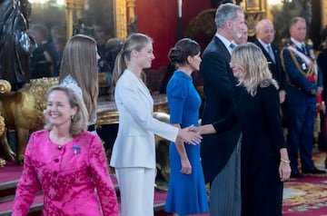 La princesa Leonor (3i) saluda a la vicepresidenta segunda y ministra de Trabajo y Economía Social en funciones, Yolanda Díaz (1d), durante el besamanos en el Palacio Real con ocasión del Juramento de la Constitución.