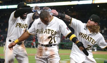 Los outfielders de los Pittsburgh Pirates Anthony Alford (izquierda) y Ben Gamel (derecha) vierten agua sobre el bateador Wilmer Difo, que fue el autor de la carrera que dio el triunfo (5-4) frente a los Cincinnati Red en su
enfrentamiento de la MLB. Difo parece resignado y no ofrece resistencia a la celebración de sus compañeros.