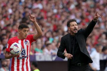 Nahuel Molina junto a Simeone