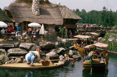 En el Parque Astérix, los visitantes se pueden meter de lleno en la aldea de los irreductibles galos que resisten, ahora y siempre, al invasor. Entre pociones mágicas y romanos, el parque cuenta con numerosas atracciones para amantes de las emociones fuertes y para toda la familia. Además de eso, todos los días hay varios espectáculos centrados en el universo creado por Gosciny y Uderzo. También cuenta con sus propios hoteles para alojarse en el mismo recinto, al más puro estilo Disneyland.