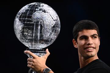 El español Carlos Alcaraz recibe el trofeo ATP World Number One 2022 el primer día del ATP World Tour Masters 1000 en París. Con 19 años, cuatro meses y seis días se ha convertido en el número uno más joven de la historia.  