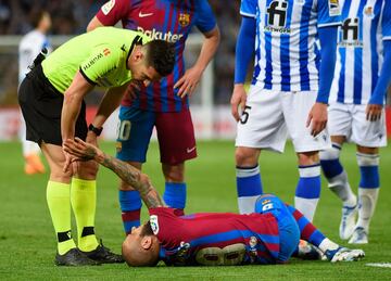 Lesi¨®n de Dani Alves. El jugador brasile?o fue sustituido en el minuto 65.