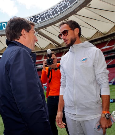 José Luis Martínez-Almeida, alcalde de Madrid y Mike McDaniel, entrenador de Miami Dolphins.