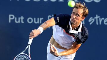 Daniil Medvedev saca durante su partido ante Andrey Rublev en el Western and Southern Open, el Masters 1.000 de Cincinnati, en el Lindner Family Tennis Center de Mason, Ohio.