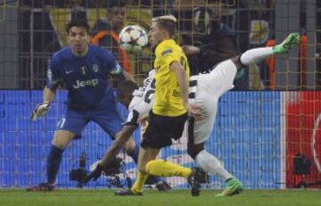 Gianluigi Buffon, Patrice Evra challenges y Kevin Kampl.