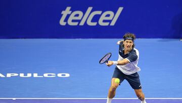 El tenista español Feliciano López devuelve una bola durante su partido ante Christopher Eubanks en el Abierto Mexicano de Tenis Telcel de Acaapulco.