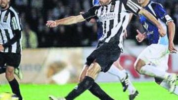 <b>DURO DE PELAR. </b>El Córdoba frenó las acometidas de un Cartagena que terminó dando por bueno el empate.