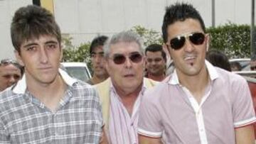 David Villa ha reaparecido este mediodía de forma pública. Ha sido en la XV Convención de Peñas del Valencia, en la que ha recibido el premio a mejor jugador che de la temporada pasada. El Guaje, que se incorporará este lunes a los entrenamientos a las órdenes de Unai Emery, ha sido recibido entre aplausos y no se ha cansado de firmar autógrafos y fotografiarse con los más de 1.200 peñistas que han acudido a esta cita.