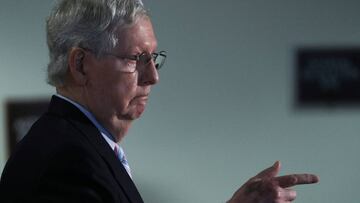 El l&iacute;der de la mayor&iacute;a del Senado, Mitch McConnell, habla con los periodistas despu&eacute;s de una serie de reuniones sobre los esfuerzos para aprobar una nueva legislaci&oacute;n de ayuda al coronavirus en el Capitolio de Washington, Washington, EE. UU., 28 de julio de 2020.