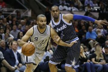 Tony Parker se zafa de la defensa de Arron Afflalo.