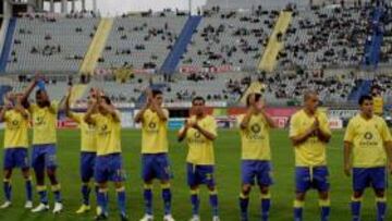 <b>UN EQUIPO QUE NO RINDE EN SU ESTADIO. </b>Los futbolistas saludan a la grada en los instantes previos al encuentro frente al Recreativo.