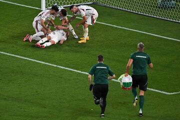 Barnabas Vargas se queda tendido en el terreno de juego tras el golpe. Las asistencias médicas atendieron al centrocampista húngaro durante varios minutos tapados por una lona.