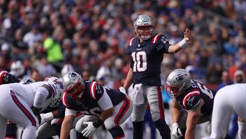 FOXBOROUGH, MASSACHUSETTS - OCTOBER 22: Mac Jones #10 of the New England Patriots gestures to his team before a play in the first quarter of the game against the Buffalo Bills at Gillette Stadium on October 22, 2023 in Foxborough, Massachusetts.   Maddie Meyer/Getty Images/AFP (Photo by Maddie Meyer / GETTY IMAGES NORTH AMERICA / Getty Images via AFP)