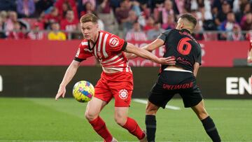 GIRONA (ESPAÑA), 04/05/2023.- Viktor Tsygankov (i) del Girona FC disputa un balón ante Copete del Mallorca este jueves, durante un partido de LaLiga entre el Girona FC y el R.C.D Mallorca, en el estadio municipal de Montilivi, en Girona (España). EFE/ David Borrat