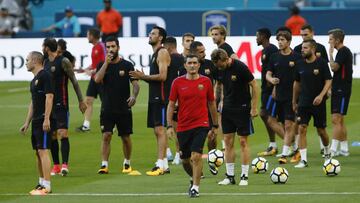El entrenador del FC Barcelona Ernesto Valverde dirige un entrenamiento de su equipo.