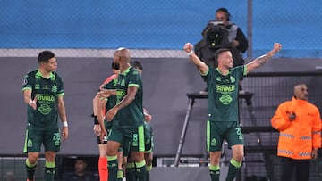 AMDEP5299. AVELLANEDA (ARGENTINA), 10/04/2025.- Jugadores de Atlético Bucaramanga celebran un gol este jueves, en un partido de la fase de grupos de la Copa Libertadores entre Racing y Atlético Bucaramanga en el estadio Presidente Perón - El Cilindro en Avellaneda (Argentina). EFE/ Juan Ignacio Roncoroni