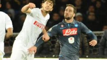 Gonzalo Higuain disputa el bal&oacute;n con Andrea Ranocchia.