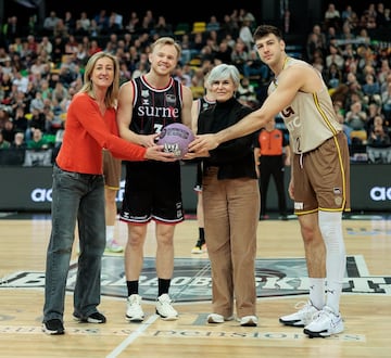 Surne Bilbao Basket, con Bsquet Girona como invitado, se unen a Araski, Athletic Club de Bilbao, Deportivo Alavs, Lointek Gernika, IDK Euskotren, Real Sociedad, Saski Baskonia, SD Eibar para reivindicar que la prxima generacin sea la de la igualad.
Esta accin, en los prolegmenos del 8M, est promovida por @emakundejgv Emakunde-Instituto Vasco de la Mujer, en el marco del Pacto de Pas por la igualdad y vida libres de violencia y la iniciativa de ONU Mujeres Generation Equality