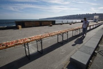 Fotografía facilitada hoy, 19 de mayo de 2016 de una pizza napolitana de dos kilómetros de largo, elaborada para batir el récord del mundo, y colocada a lo largo del paseo marítimo en Nápoles (Italia) ayer. EFE/Ciro Fusco