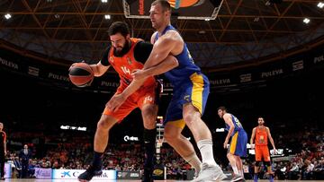 GRAF7753. VALENCIA, 06/04/2018.- El pívot montenegrino del Valencia Basket Bojan Dubljevic (i) trata de ganar la posición ante Artsiom Parakhouskile, del Maccabi Tel Aviv, durante el partido de la fase regular de la Euroliga de baloncesto qu