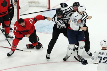 Crinon tampoco se queda atrás en cuanto a físico: mide 1,95 metros y supera los 100 kilos. Tras un lance del juego en el que tiró a Wilson contra la valla, este reaccionó y ambos jugadores terminaron intercambiando golpes ante la intervención de los árbitros.