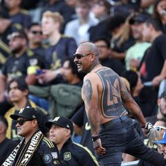 WATCH: Former LA Galaxy turned LAFC fan burns vintage jersey