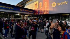 Supporters arrive for the Copa del Rey (King's Cup) semi-final second leg football match between FC Barcelona and Real Madrid CF at the Camp Nou stadium in Barcelona on April 5, 2023. (Photo by Pau BARRENA / AFP)