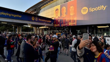 Supporters arrive for the Copa del Rey (King's Cup) semi-final second leg football match between FC Barcelona and Real Madrid CF at the Camp Nou stadium in Barcelona on April 5, 2023. (Photo by Pau BARRENA / AFP)