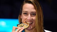 Mireia Belmonte posa con su medalla de oro, lograda en el Mundial de Budapest.