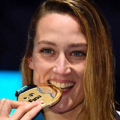 Mireia completa su obra y alcanza el primer oro mundial