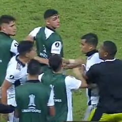 ¡Los separaron! La pelea entre Pavez y Villanueva tras la victoria de Colo Colo