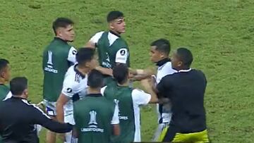 ¡Los separaron! La pelea entre Pavez y Villanueva tras la victoria de Colo Colo