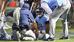 MIAMI, FL - SEPTEMBER 09: Titans medical staff and head coach Mike Vrabel checking on Marcus Mariota #8 of the Tennessee Titans during the third quarter against the Miami Dolphins at Hard Rock Stadium on September 9, 2018 in Miami, Florida.   Mark Brown/Getty Images/AFP
 == FOR NEWSPAPERS, INTERNET, TELCOS &amp; TELEVISION USE ONLY ==