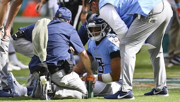 MIAMI, FL - SEPTEMBER 09: Titans medical staff and head coach Mike Vrabel checking on Marcus Mariota #8 of the Tennessee Titans during the third quarter against the Miami Dolphins at Hard Rock Stadium on September 9, 2018 in Miami, Florida. Mark Brown/Getty Images/AFP
== FOR NEWSPAPERS, INTERNET, TELCOS & TELEVISION USE ONLY ==