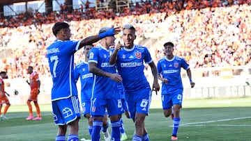 Futbol, Cobreloa vs Universidad de Chile
Fecha 6, Campeonato Nacional 2024.
El jugador de Universidad de Chile Leandro Miguel Fernandez, celebra con sus compañeros su gol ante Cobreloa durante el partido primera division realizado en el estadio Zorro del Desierto Calama, Chile.
31/03/2024
Pedro Tapia/Photosport
Football, Cobreloa vs Universidad de Chile
6nd turn, 2024 National Championship.
The Universidad de Chile Leandro Miguel Fernandez player celebrates with his teammates his goal against Cobreloa during the first division match held at the Zorro del Desierto Calama stadium, Chile.
31/03/2024
Pedro Tapia/Photosport