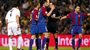 <b>SE LE FUE DE LAS MANOS</B>. Muñiz no supo cortar el juego duro y el partido se le fue de las manos.