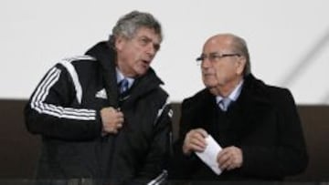 En Marruecos. Villar hace un comentario a Blatter con Platini a su derecha durante el Real Madrid-Cruz Azul del pasado martes en Marrakech.