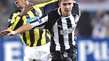 <b>SALVADO POR SU CLUB. </b>Una avioneta fletada por el Besiktas salvó a Emre Asik en las Maldivas.