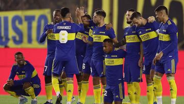 Boca Juniors' midfielder Guillermo Fernandez (8) celebrates with teammates after scoring a penalty during the shoot-out against Racing Club during their Argentine Professional Football League semifinal match at Ciudad de Lanus stadium in Lanus, Buenos Aires, on May 14, 2022. (Photo by Alejandro PAGNI / AFP)