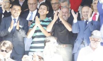 El refugiado sirio Osama Abdul Mohsen junto a su hijo Mohamed  en el palco.