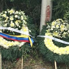 Colocan coronas fúnebres a Rayados