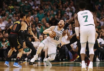 Aron Baynes, una pieza fundamental en la defensiva de los Celtics.