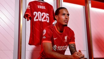 Virgil Van Dijk, jugador del Liverpool, posa con una camiseta con el dorsal 2025 tras anunciar su renovaci&oacute;n.