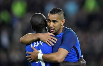 Payet y Kanté celebran un gol de Francia.
