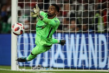 Khalid Eisa dio el acceso a los asi¨¢ticos a la final del Mundial de Clubes 2018 con una magn¨ªfica estirada ante el lanzamiento de Enzo P¨¦rez.