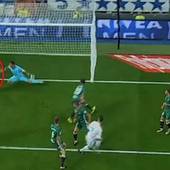 La nueva toma que muestra la mano de Javi García en el área